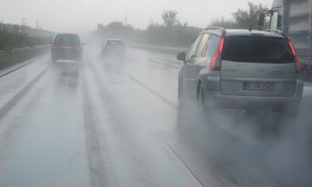 Cómo conducir el coche con lluvia