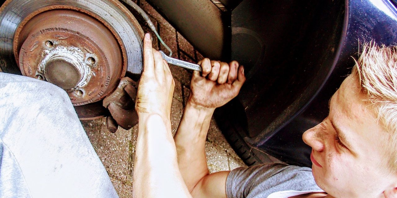 Qué problemas puede acarrear arreglar un coche en un taller ilegal