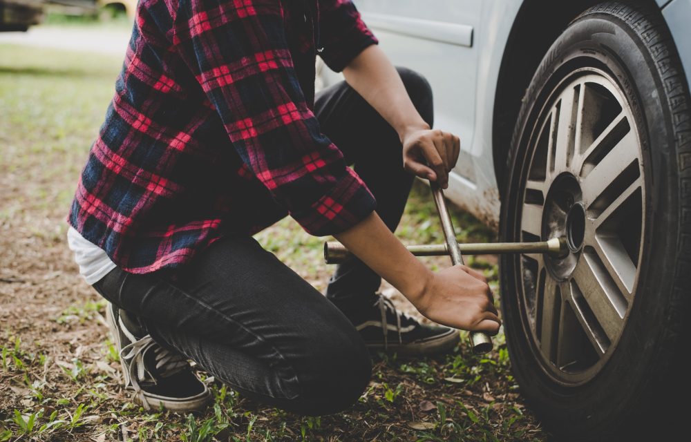 Qué hacer si pinchas una rueda, pasos y precauciones clave