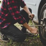 Qué hacer si pinchas una rueda, pasos y precauciones clave