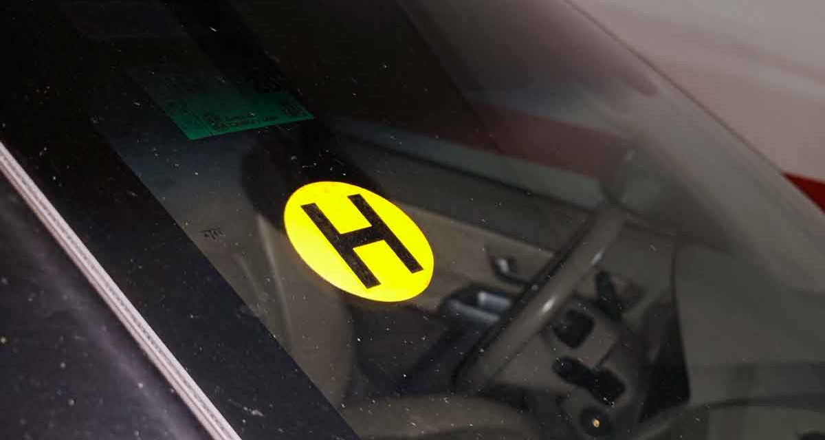 La pegatina H, mucho más que un distintivo