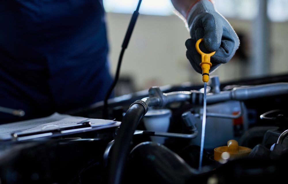 Los riesgos ocultos de cambiar el aceite en talleres no especializados, lo que muchos conductores desconocen